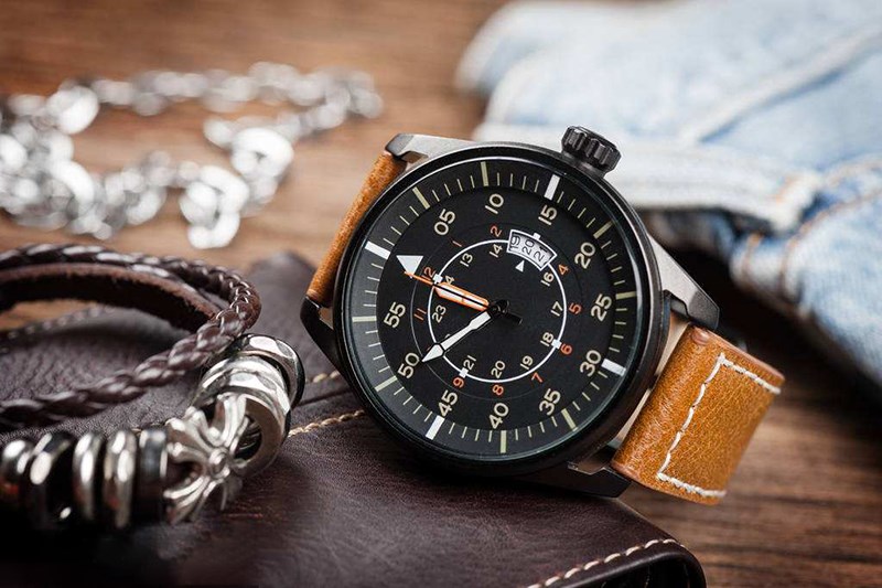 手表厂家生产的名牌石英手表走时不准了怎么调时间？