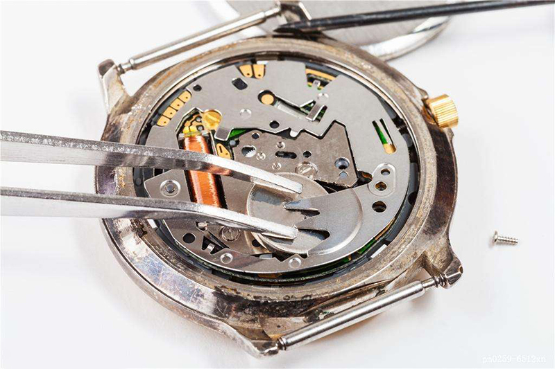 手表厂家生产的名牌石英手表走时不准了怎么调时间？